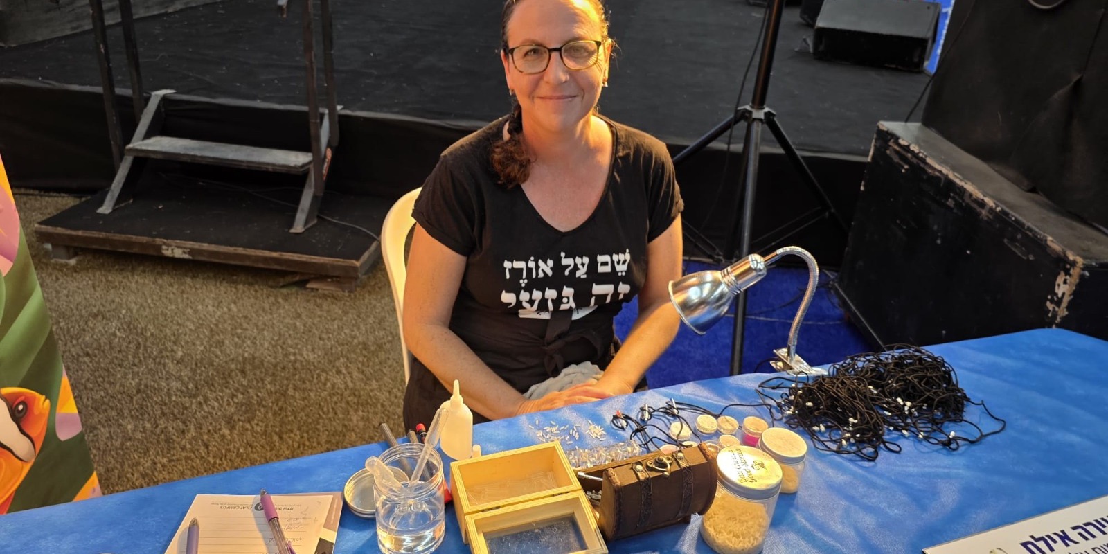 קפסולת זמן קטנה על הצוואר: למה שרשרת שם על אורז היא הטרנד הכי נכון של השנה
